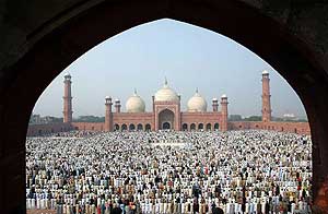Musulmanes ante una mezquita de Pakistán. (Foto: Reuters)