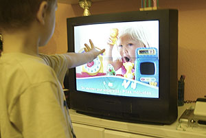 Un niño ve anuncios en la televisión. (Foto: Julio Palomar | El Mundo) Un niño ve anuncios en la televisión. (Foto: Julio Palomar | El Mundo)