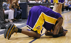 Bryant, en el partido de la NBA en el que se lesionó. (S. Wilson | AP) Bryant, en el partido de la NBA en el que se lesionó. (S. Wilson | AP)