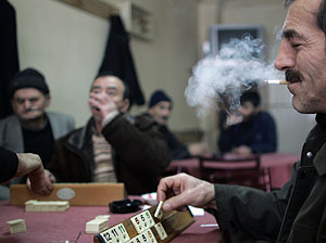 Un hombre fuma en un café de Ankara. (Foto: Umit Bektas | Reuters) Un hombre fuma en un café de Ankara. (Foto: Umit Bektas | Reuters)