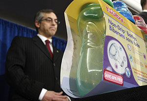 Las autoridades sanitarias de Canadá muestran botellas para bebés sin BPA (Reuters) Las autoridades sanitarias de Canadá muestran botellas para bebés sin BPA (Reuters)