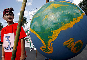 Un indonesio junto a un globo terráqueo. (Foto: EFE) Un indonesio junto a un globo terráqueo. (Foto: EFE)