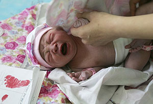 Recién nacido en una clínica de China. (Foto: AP) Recién nacido en una clínica de China. (Foto: AP)