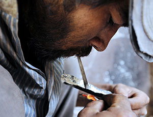 Un hombre fuma hero�na en Kabul, Afganist�n. (Foto: Shah Marai | AFP)