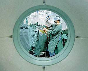 Cirujanos durante una operación. (Foto: Reuters) Cirujanos durante una operación. (Foto: Reuters)