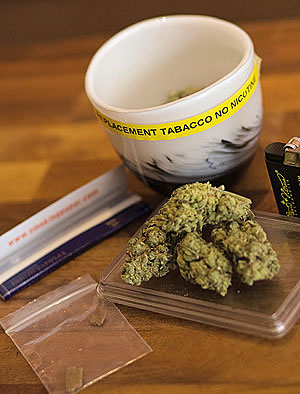 'Sustituto al tabaco, sin nicotina'. Así reza la etiqueta de una taza con marihuana en un café holandés. (Foto: Reuters). 'Sustituto al tabaco, sin nicotina'. Así reza la etiqueta de una taza con marihuana en un café holandés. (Foto: Reuters).