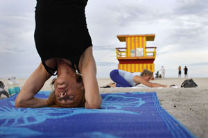 Una mujer practica yoga en una playa de Florida. (Foto: AFP) Una mujer practica yoga en una playa de Florida. (Foto: AFP)