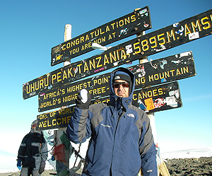 Un montañero sube el Kilimanjaro controlando su diabetes con un sistema de telemedicina