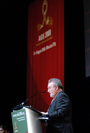 Bernat Soria durante su participación en la conferencia del sida. (Foto: David de la Paz | EFE)