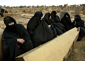 Familiares de un fallecido durante la Segunda Guerra del Golfo. (Foto: Jerome Delay | AP)
