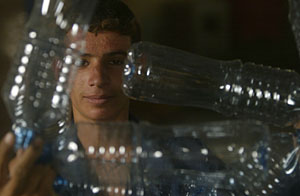Trabajador de una fábrica de botellas en Irak. (Foto: Mohammed Sawaf | AFP)