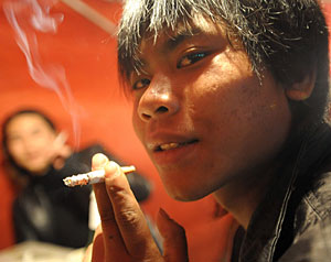 Un joven fumando en la provincia china de Anhui. (Foto: AFP) Un joven fumando en la provincia china de Anhui. (Foto: AFP)