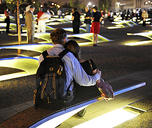 Una pareja descansa en una calle de Washington (Foto: Reuters | Jonathan Ernst)