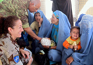 Miembros de la OTAN atienden a mujeres y niños en Herat. (Foto: Jalil Rezayee | EFE) Miembros de la OTAN atienden a mujeres y niños en Herat. (Foto: Jalil Rezayee | EFE)