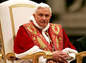 El Papa Benedicto XVI, durante una misa que ha dirigido hoy a los universitarios. (Foto: EFE)