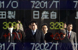 Varias personas se reflejan en el panel de un centro financiero en Tokio. (Foto: Reuters)