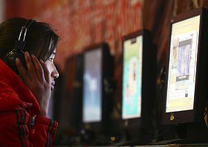 Una mujer en un cibercafé en China (Foto: AP)