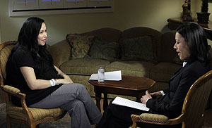 Nadya Suleman (izq.) en un momento de la entrevista. (Foto: AP | NBC)