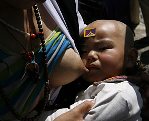 Una mujer tibetana amamanta a su hijo. (Foto: Desmond Boylan | Reuters)
