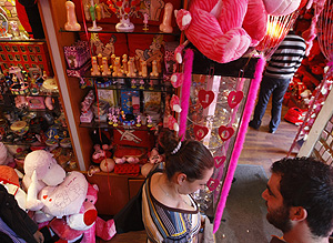 Jóvenes libaneses en una tienda de productos eróticos (Foto: Joseph Barrak | AFP)