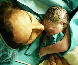 Javier, junto a su madre el día de su nacimiento. (Foto: El Mundo | SAS)