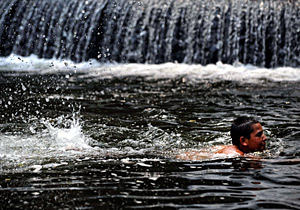 Un niño se refresca nadando. (Foto: AFP | Dimitar Dilkoff) Un niño se refresca nadando. (Foto: AFP | Dimitar Dilkoff)