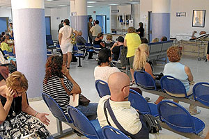 Pacientes en la sala de espera de Urgencias del Hospital Clínico de Málaga. (Foto: El Mundo)