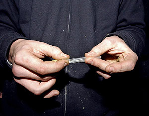 Un joven liándose un porro. (Foto: Paco Toledo) Un joven liándose un porro. (Foto: Paco Toledo)