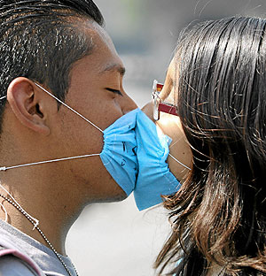 Una pareja con mascarillas se besa en México. (Foto: Efe) Una pareja con mascarillas se besa en México. (Foto: Efe)