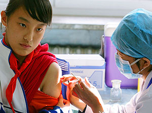 Una ni&ntilde;a recibe la vacuna contra la gripe A en China. (Foto: AFP)