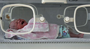 Un reci&eacute;n nacido en una incubadora. (Foto: Simon Zo | Reuters)