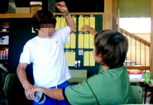 Imagen de televisión de un niño de 11 años que supuestamente es agredido por otro. (Foto: EFE)