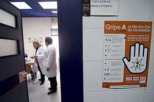 Medidas para prevenir la gripe A en un centro de salud. (Foto: EFE) Medidas para prevenir la gripe A en un centro de salud. (Foto: EFE)