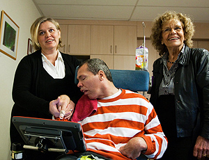 Houben, junto a su madre (dcha.) y su asistente. (Foto: REUTERS)