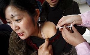 Una mujer china recibe la vacuna de la gripe A. (Foto: Efe/Zhong Min)