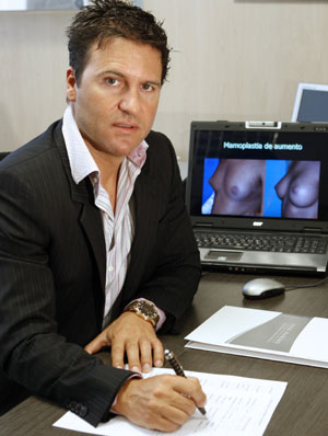 El cirujano Iván Mañero, artífice de la operación. (Foto: Efe)