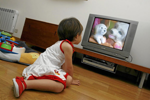 Una niña ve un anuncio en la televisión de su casa. (Foto: Roberto Pérez) Una niña ve un anuncio en la televisión de su casa. (Foto: Roberto Pérez)