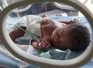 Un recién nacido en una incubadora. (Foto: Joe Shalmoni | Reuters)