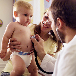 Un niño es oscultado por un médico. (Foto: El Mundo)