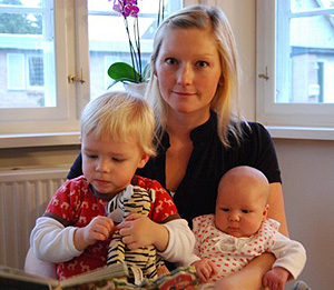 Stinne Holm con sus dos hijas, Aviaja (izda) y Lucca. (Foto: Human  Reproduction)