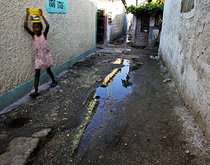Una niña pasea por las calles de Haití (Foto: EFE | Andrés  Martínez)