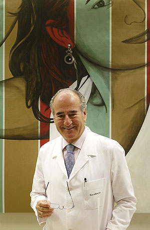 El cirujano plástico Javier de Benito reconoce que se ha hecho varios retoques. (Foto: Antonio Moreno)