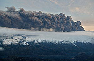 Nube volc�nica generada desde el cr�ter del glaciar Eyjafjajokull. (Foto: Jon Gustafsson | Reuters)