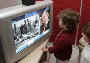 Unos niños pequeños viendo la televisión. (Foto: E. Lobato)