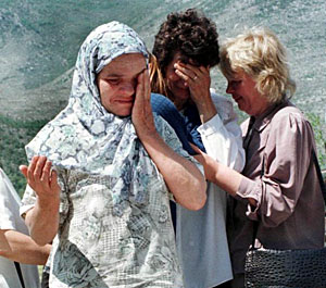 Familiares llorando ante un féretro. (Foto: EPA)