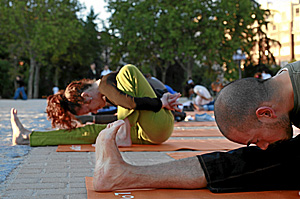 Una sesión de yoga al aire libre (Foto: Carlos Alba) Una sesión de yoga al aire libre (Foto: Carlos Alba)