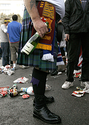 Un aficionado escocés, antes de un partido de su equipo, los Glasgow Rangers. (Foto: Guido Manuilo | EFE)