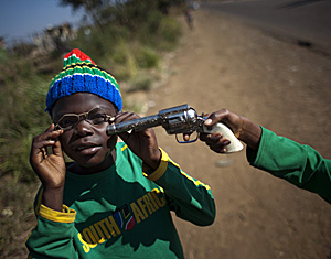 Unos niños juegan con armas en Sudáfrica (Foto: AP | Emilio Morenatti)