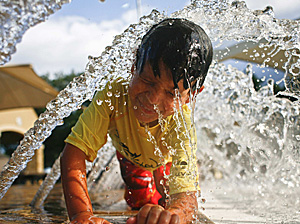 Un niño juega en una fuente. (Foto: AP | Michael Paulsen)