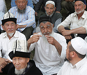 Ancianos kirguíes y uzbecos al sur de Kirguizistán. (Foto: EFE)